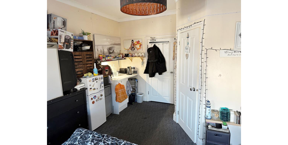 Lot 91 - Six-bedroom Semi-detached House Currently Arranged As A Hmo
