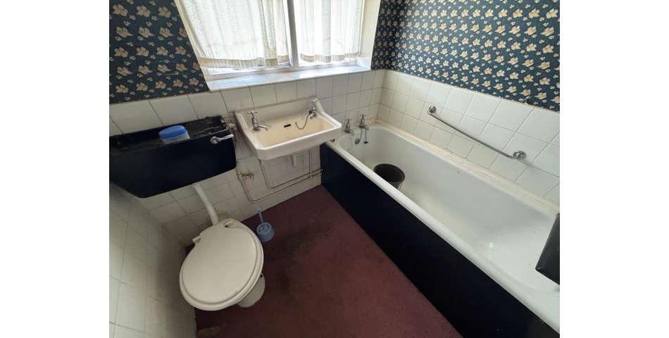 Lot 12 - Three-bedroom House For Improvement With Garage En-bloc