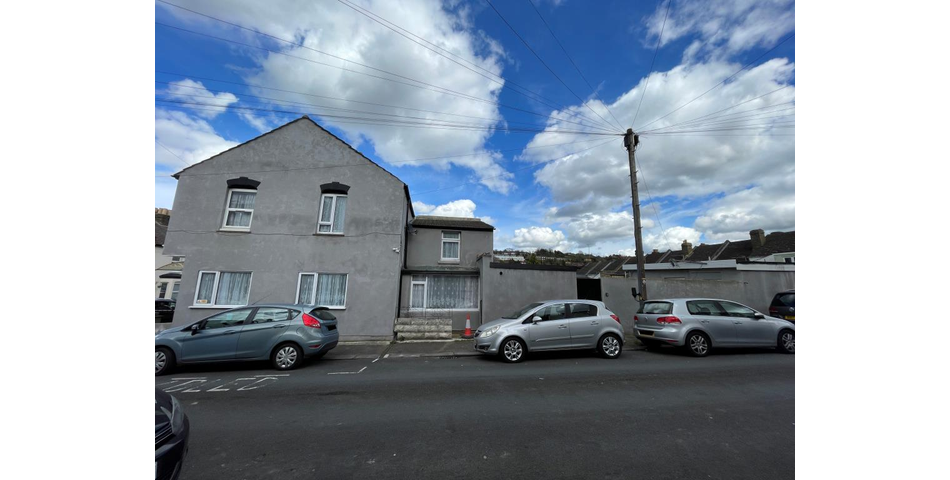 Lot 129 - Freehold Residential Investment Four-bedroom House And Two Studios