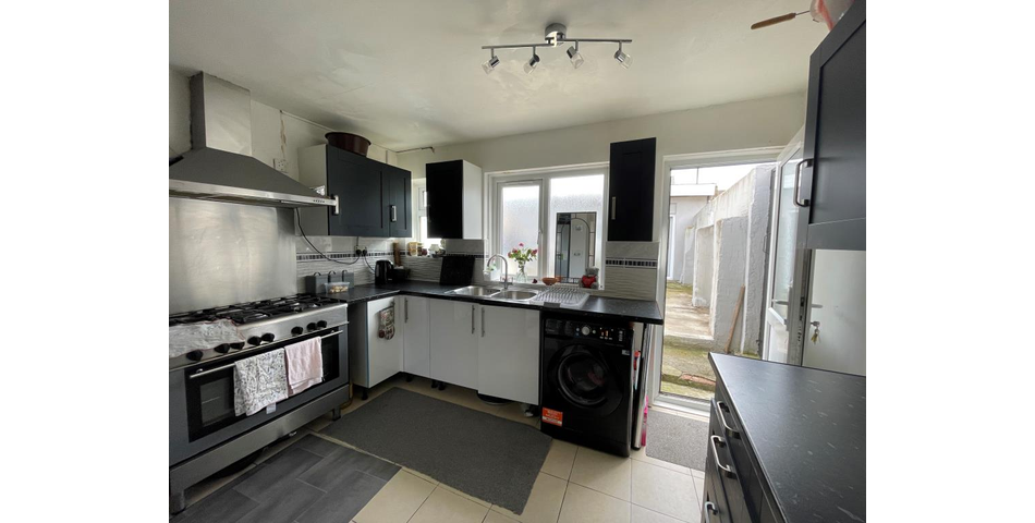Lot 129 - Freehold Residential Investment Four-bedroom House And Two Studios