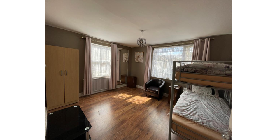 Lot 129 - Freehold Residential Investment Four-bedroom House And Two Studios