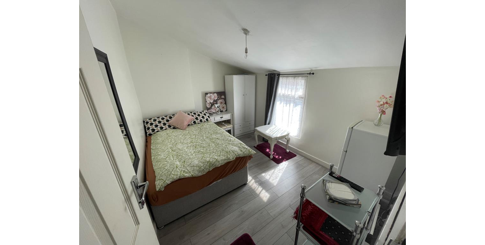 Lot 129 - Freehold Residential Investment Four-bedroom House And Two Studios