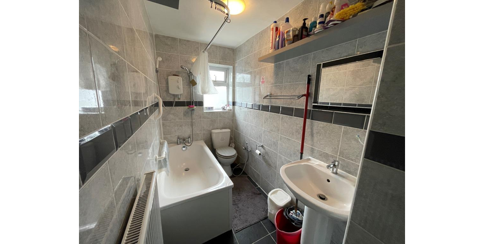 Lot 129 - Freehold Residential Investment Four-bedroom House And Two Studios