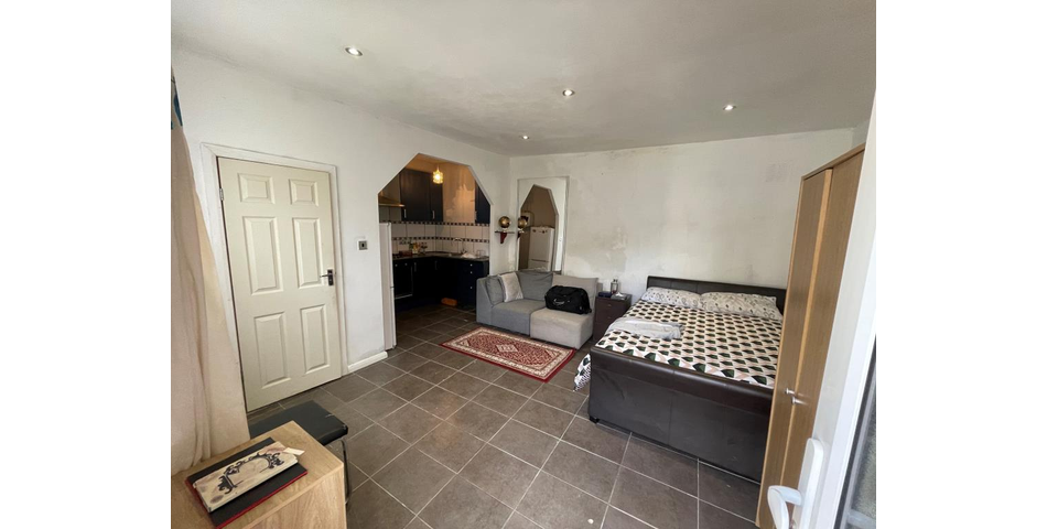 Lot 129 - Freehold Residential Investment Four-bedroom House And Two Studios
