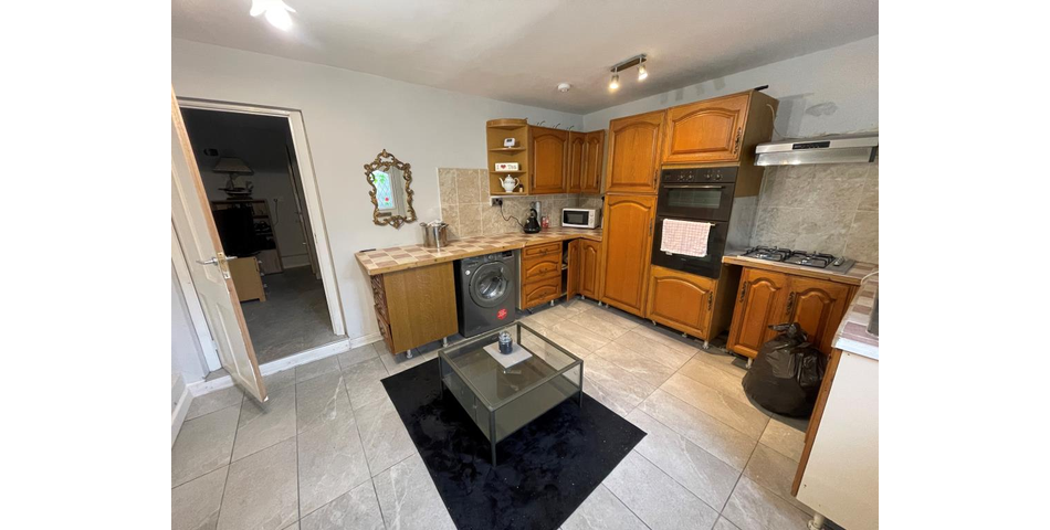 Lot 129 - Freehold Residential Investment Four-bedroom House And Two Studios