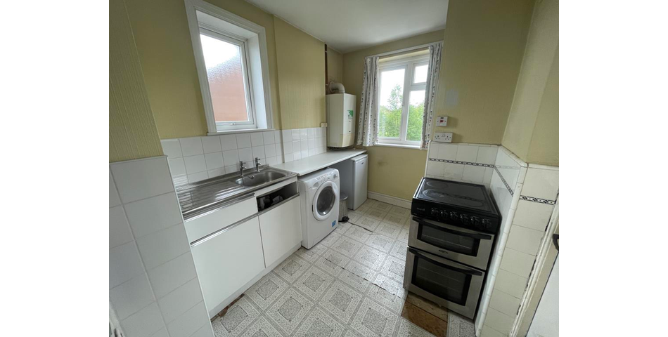 Lot 94 - First Floor Maisonette With Garden And Derelict Garage