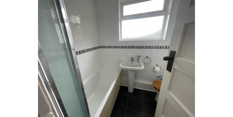 Lot 94 - First Floor Maisonette With Garden And Derelict Garage