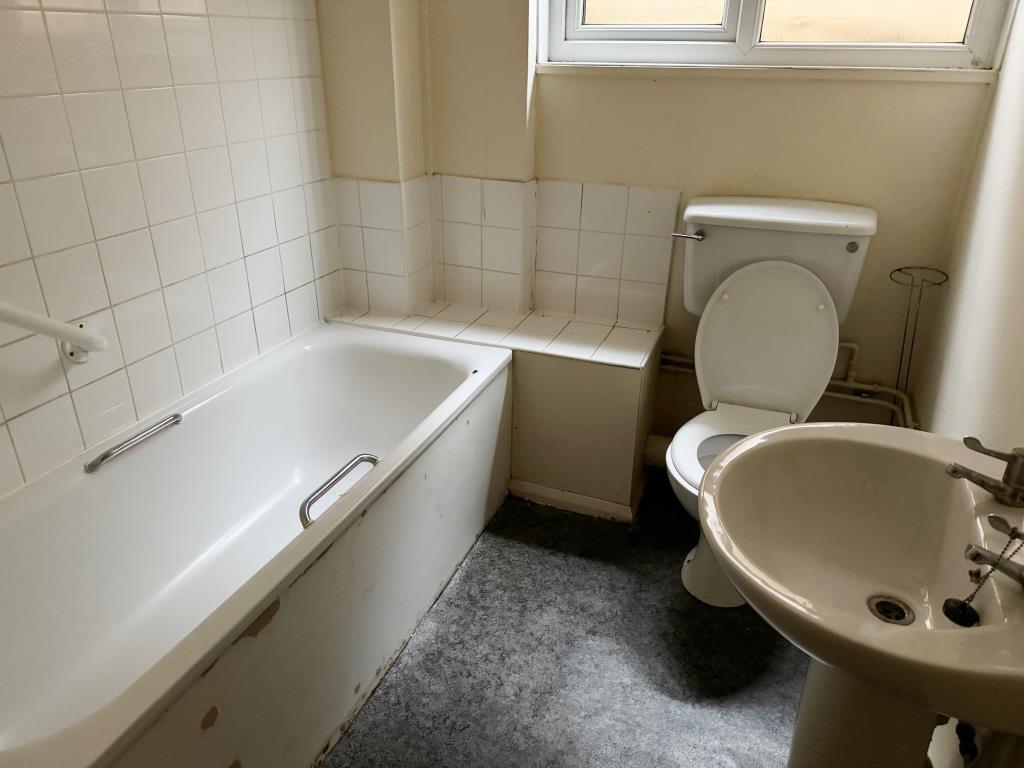 End-Terrace House Close To University