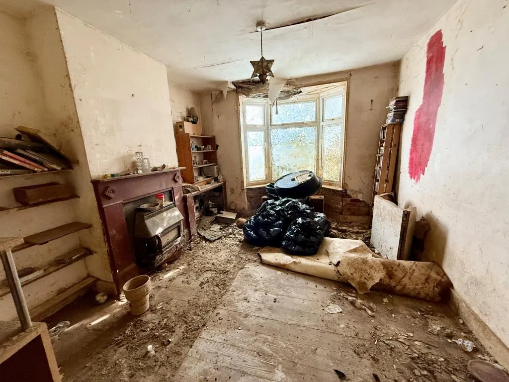 Mid-Terrace House For Refurbishment