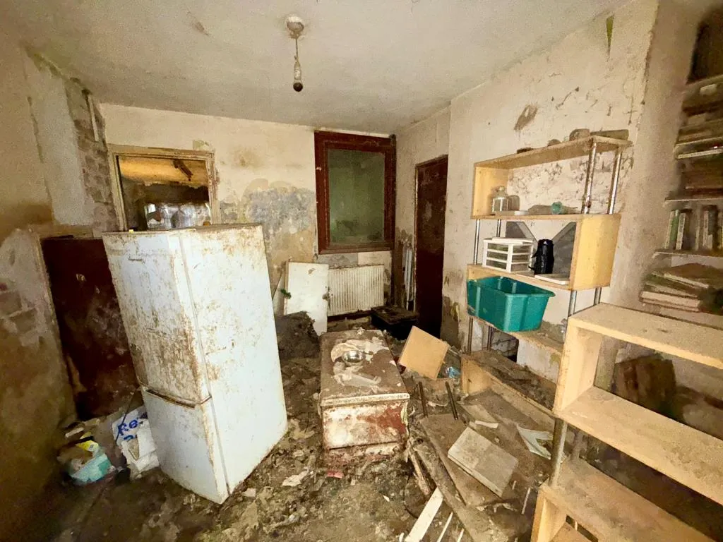 Mid-Terrace House For Refurbishment