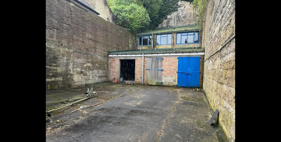 Lot 81 - Four-bedroom Maisonette Investment Plus Vacant Yard And Buildings With Planning For Four Flats