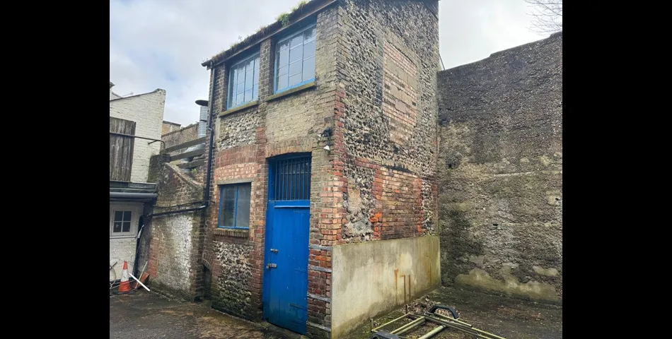 Lot 81 - Four-bedroom Maisonette Investment Plus Vacant Yard And Buildings With Planning For Four Flats