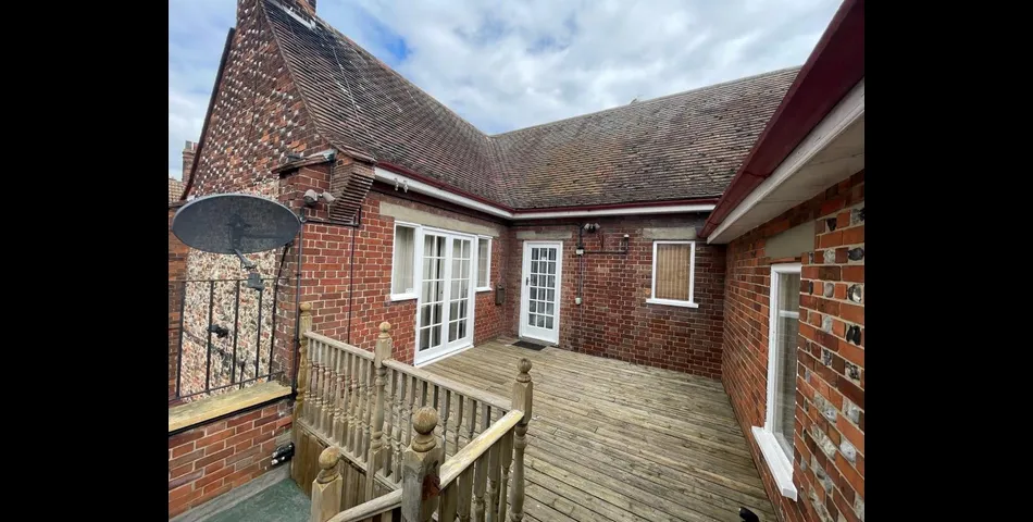 Lot 109 - Pub With Courtyard Garden And Flat Above In Coastal Town