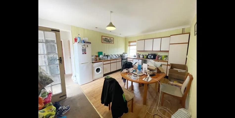 Lot 109 - Pub With Courtyard Garden And Flat Above In Coastal Town