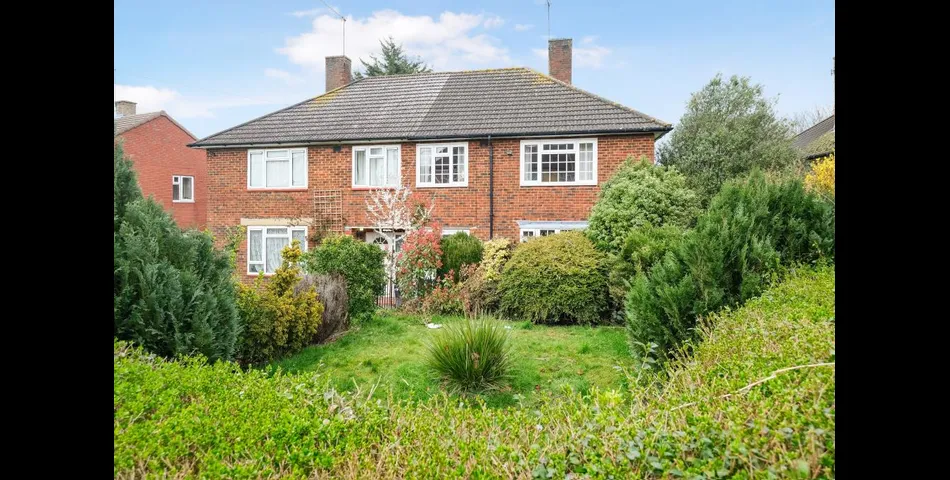 Lot 64 - Semi-detached House For Repair And Renovation