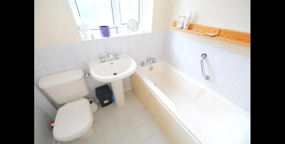 Lot 64 - Semi-detached House For Repair And Renovation