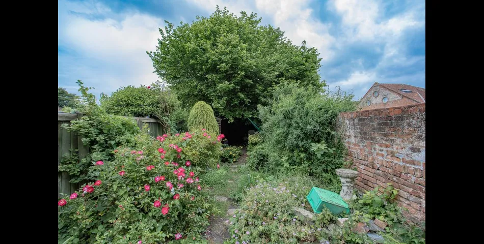 Lot 134 - Four Storey Town House For Updating
