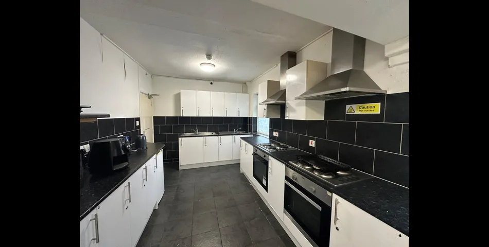 Lot 108 - 23-bedroom Hmo With Good Rental Income