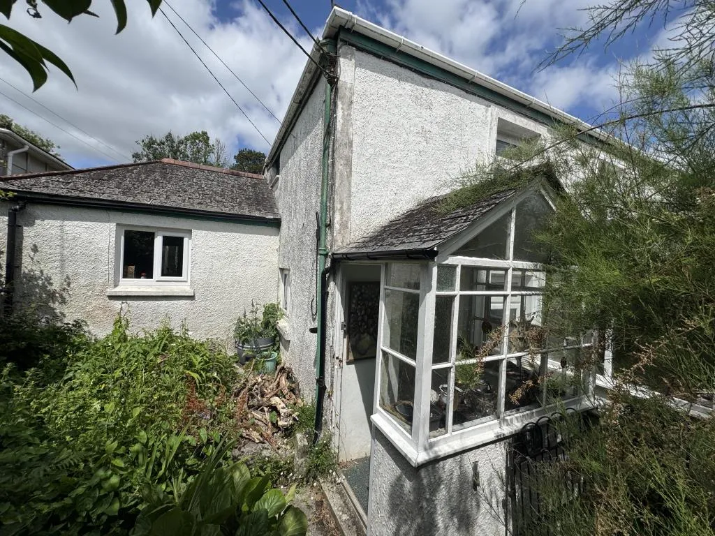 End-Terrace House For Improvement