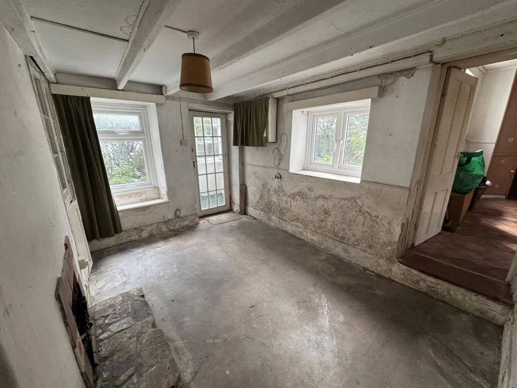 End-Terrace House For Improvement