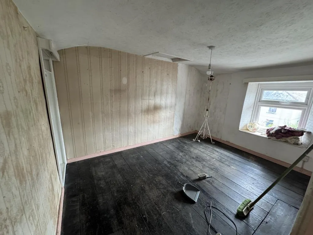 End-Terrace House For Improvement