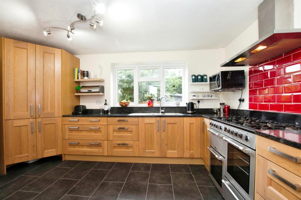 4 bed Detached