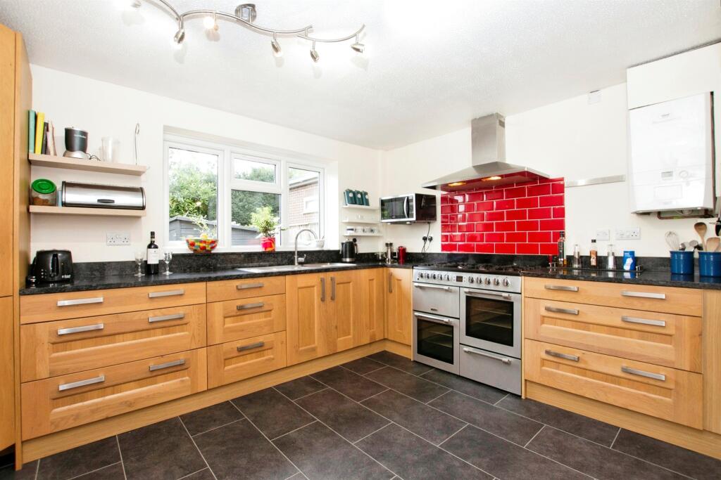 4 bed Detached