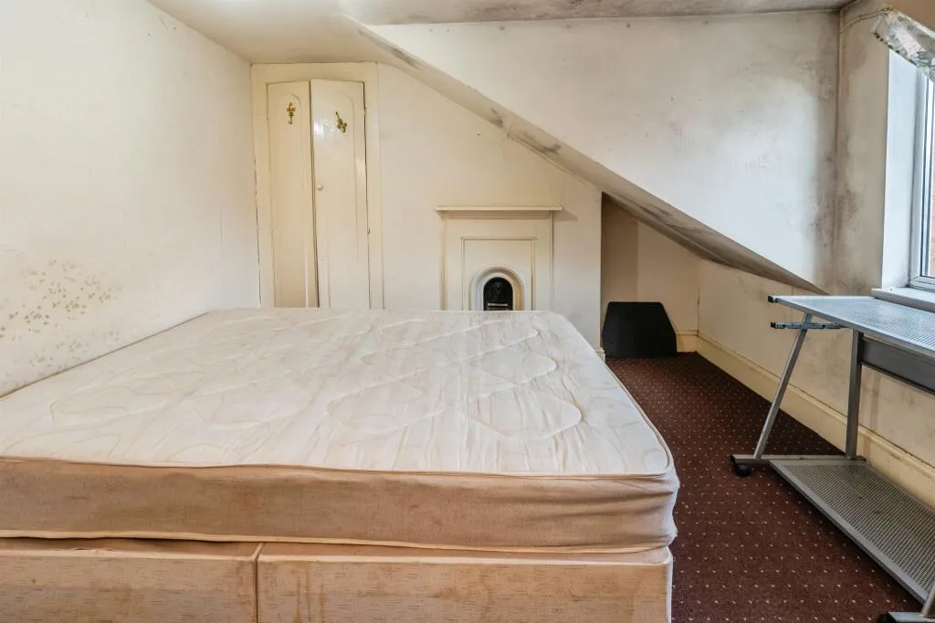 4 bed End of Terrace