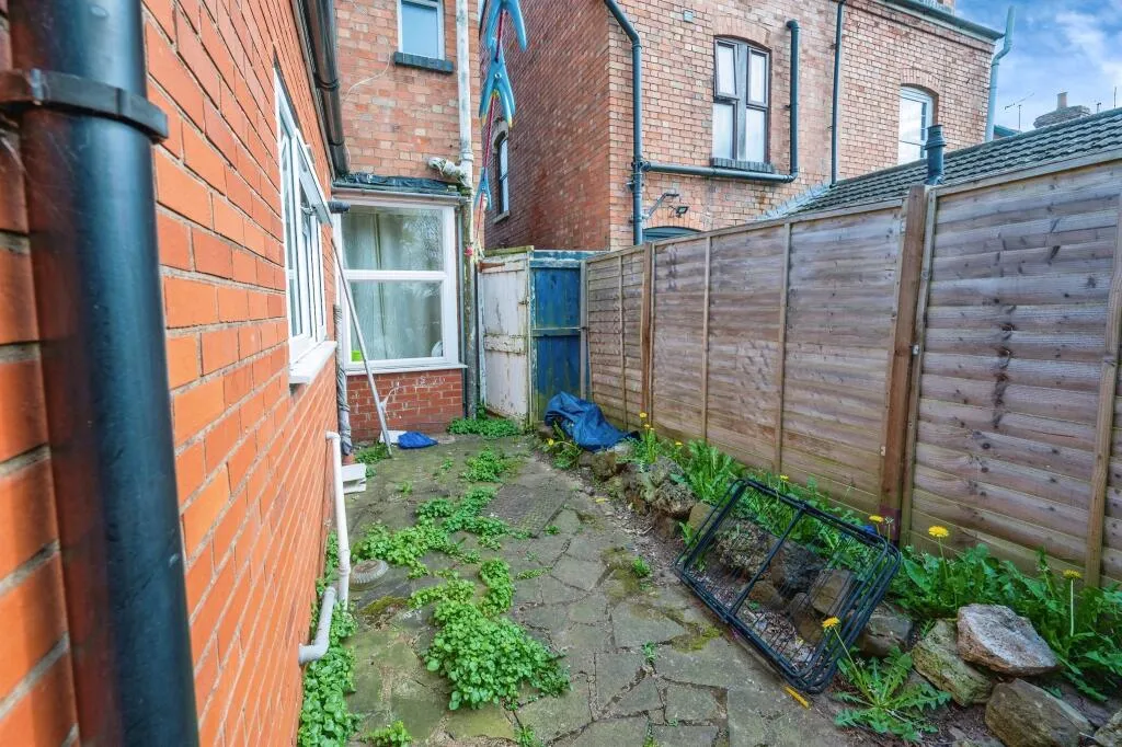 4 bed End of Terrace