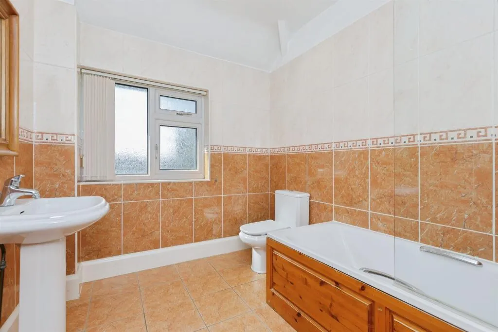 4 bed Detached