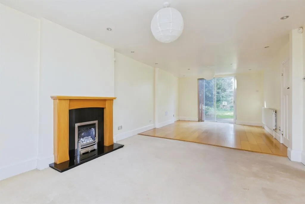 4 bed Detached