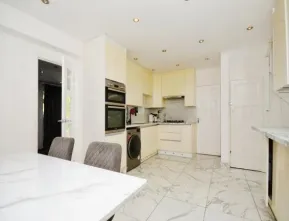 5 bed Semi-Detached