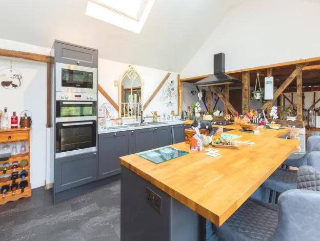 5 bed Barn Conversion