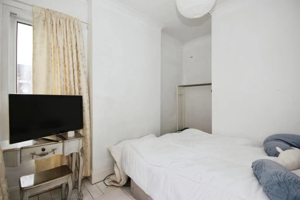 4 bed Mixed Use