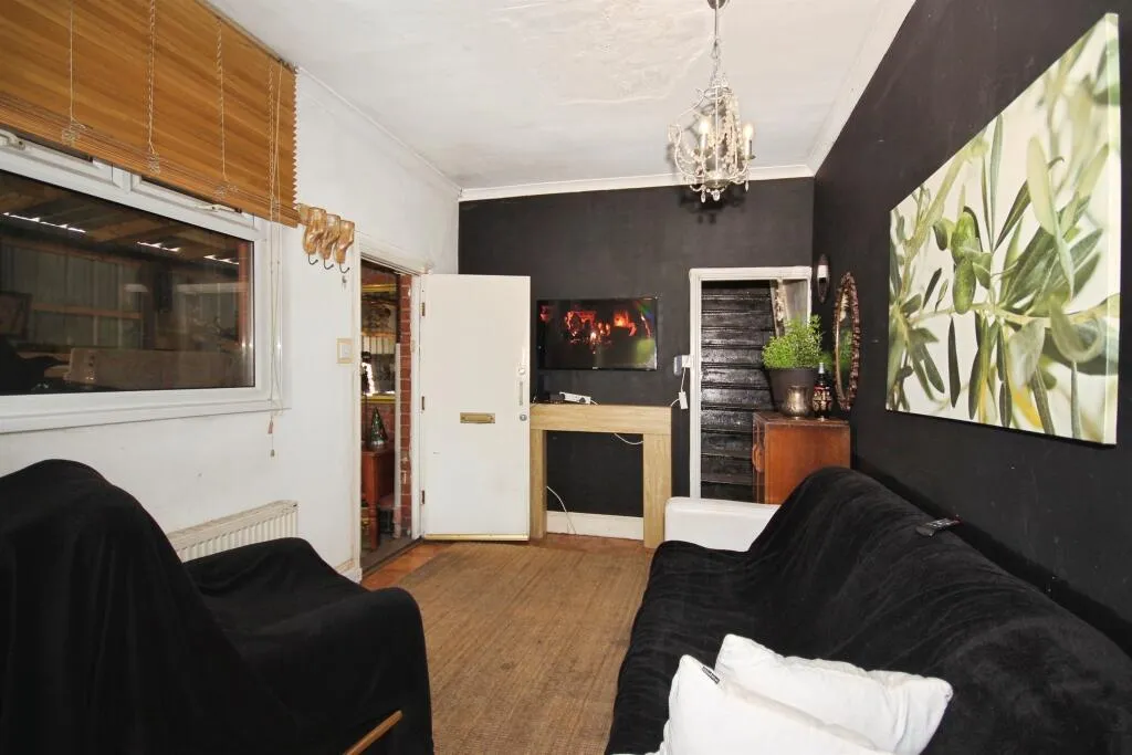 4 bed Mixed Use