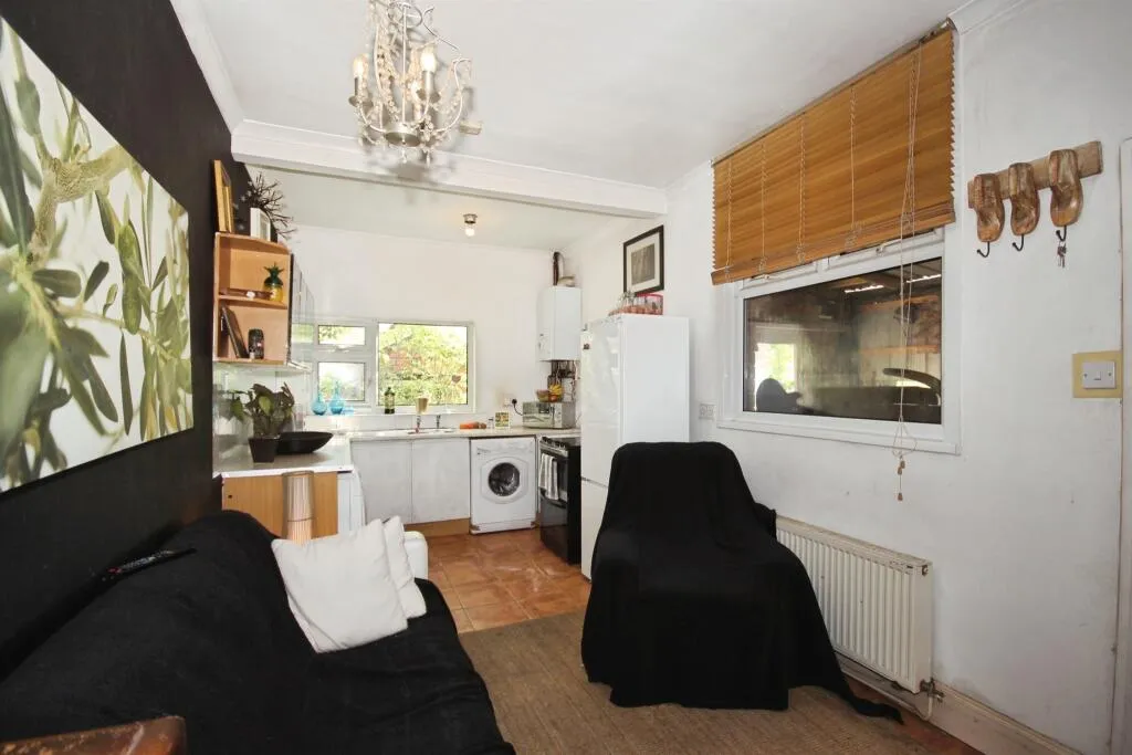 4 bed Mixed Use