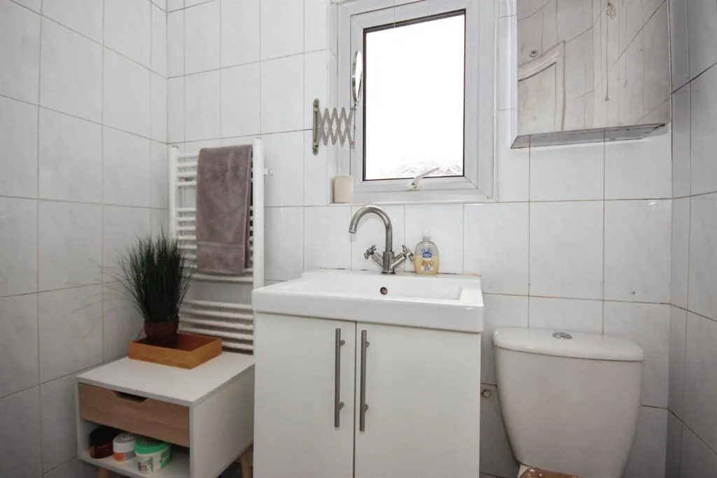 4 bed Mixed Use