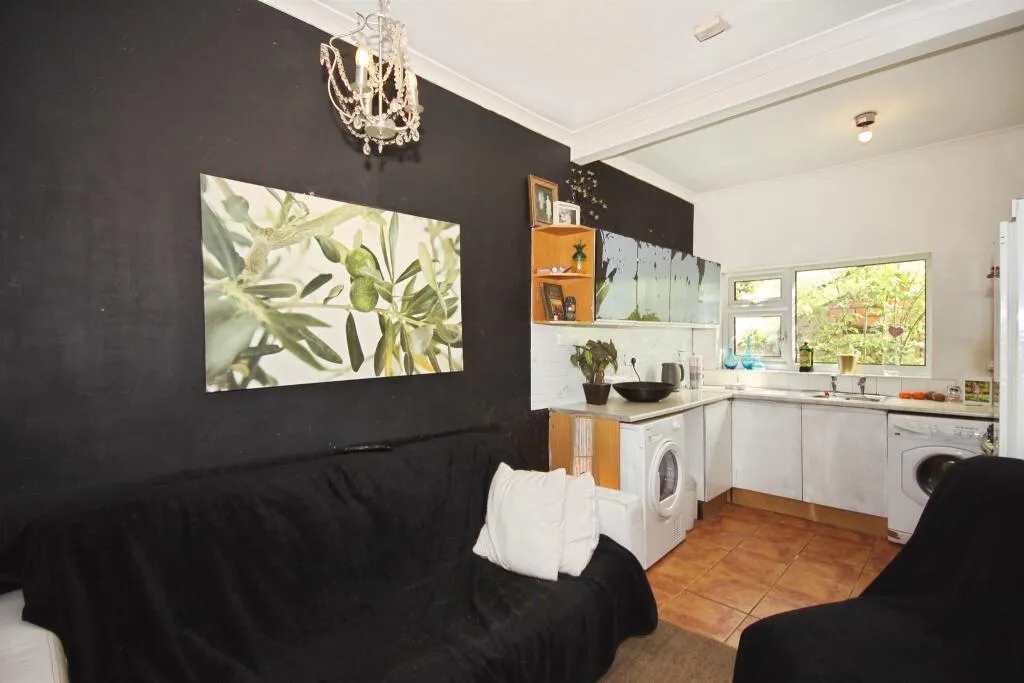4 bed Mixed Use
