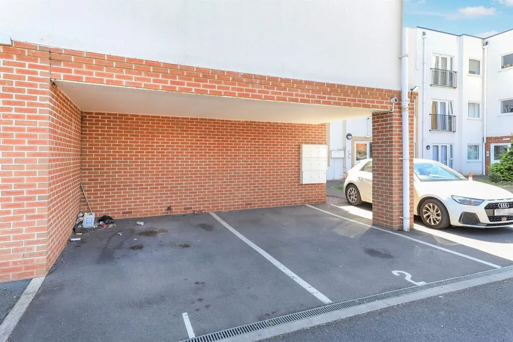 1 bed Ground Flat