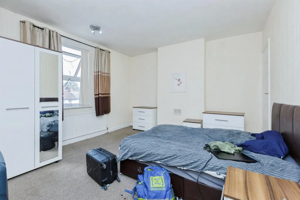 4 bed Semi-Detached