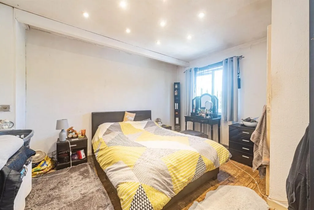 3 bed End of Terrace