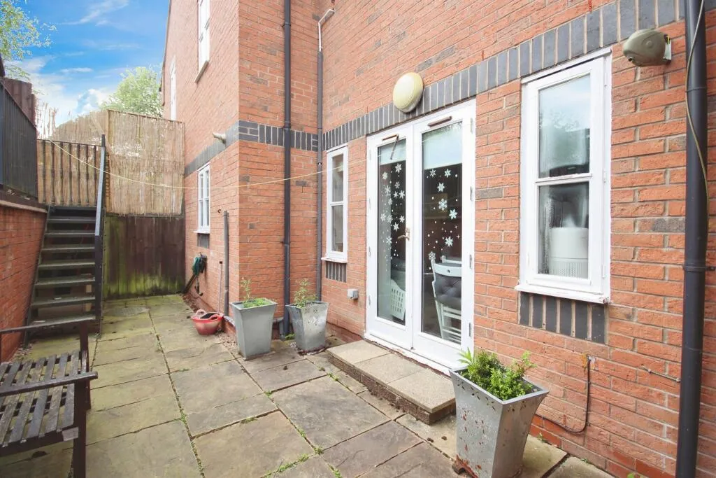 2 bed Ground Flat