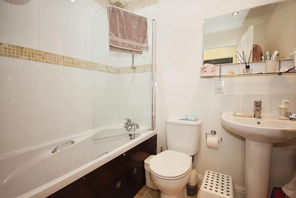 2 bed Ground Flat