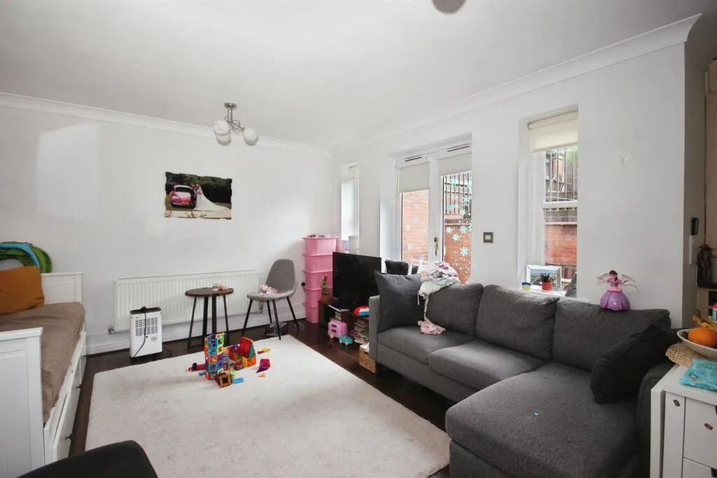 2 bed Ground Flat