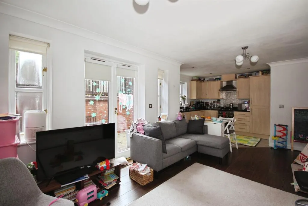 2 bed Ground Flat