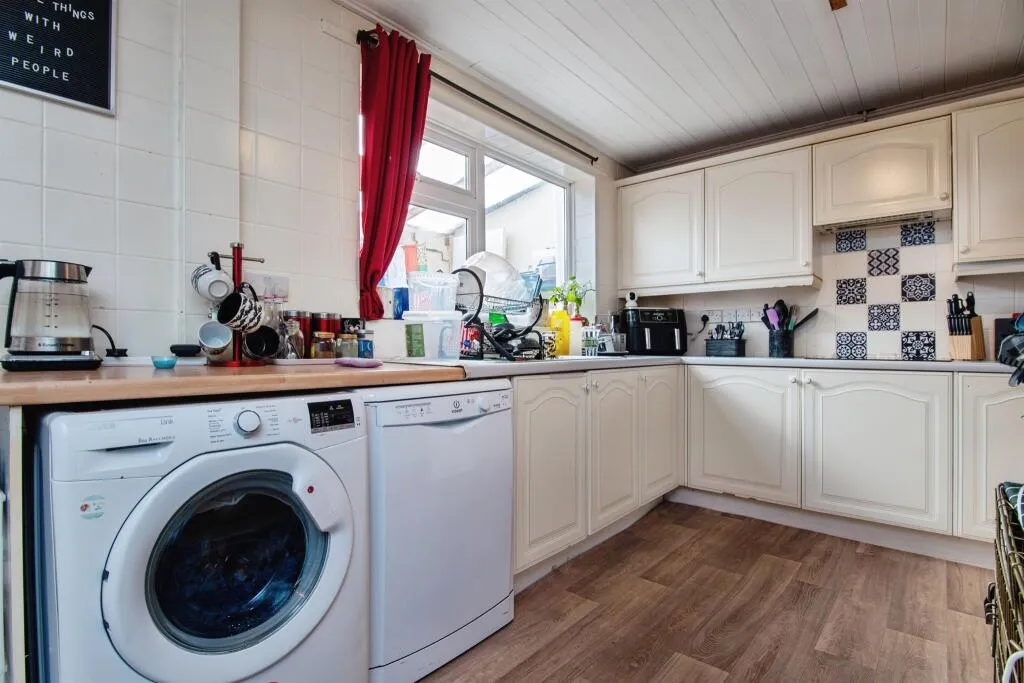 3 bed End of Terrace