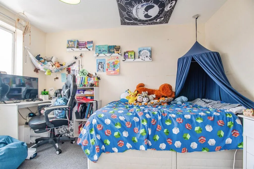 3 bed End of Terrace