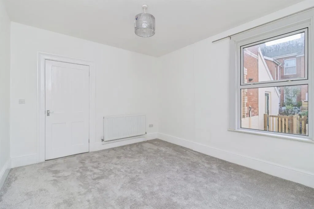 3 bed End of Terrace