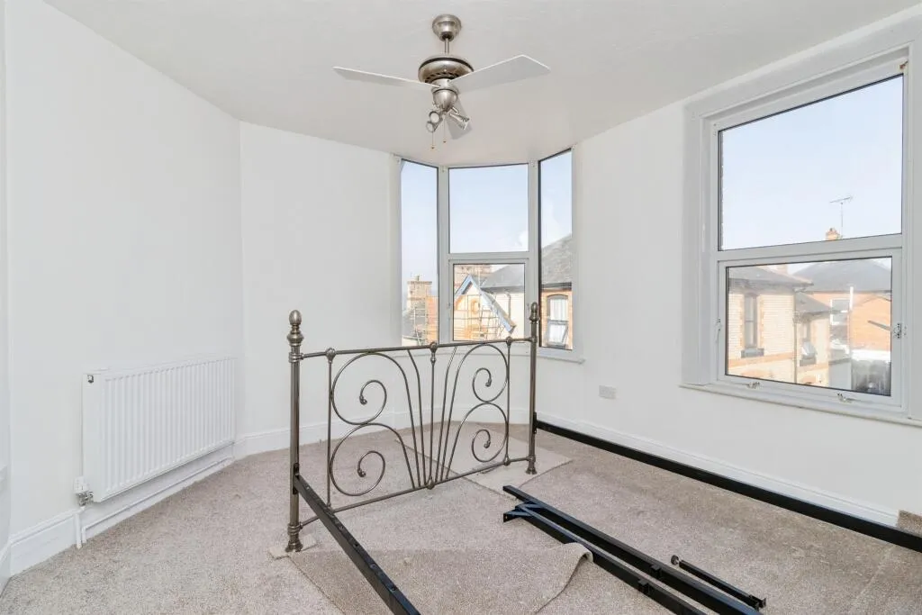 3 bed End of Terrace
