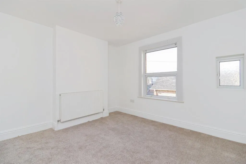 3 bed End of Terrace